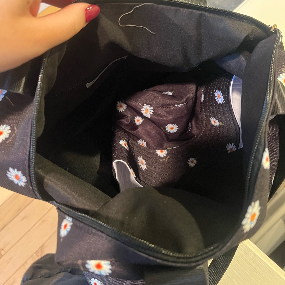 Alice and Olivia Daisy Duffle Travel Bag with Matching Reversible Bucket Hat - Picture 5 of 7